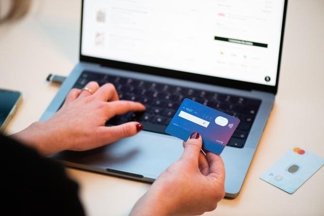 Accord sur les services de paiement : plus de protection contre la fraude en ligne et les frais cachés | Nouvelles