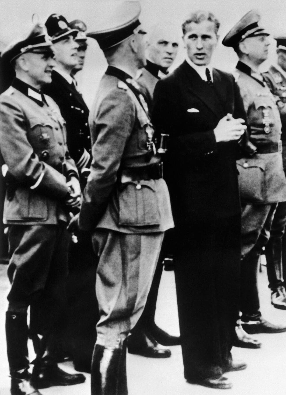Conquête spatiale : quand la France recrutait des ingénieurs nazis pour développer ses fusées 3 L'ingénieur aérospatial Wernher von Braun, alors directeur technique du centre de fusées de Peenemünde, rencontre des officiers nazis de la Wehrmacht, lors d'une démonstration pour le lancement de la fusée V-2, prévu le 20 juin 1944 en Allemagne.