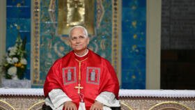 Le pape Léon XIV écoute le cardinal Jean-Paul Vesco lors d'une rencontre avec la communauté algérienne à la basilique Notre-Dame-d'Afrique, à Alger, le 13 avril 2026