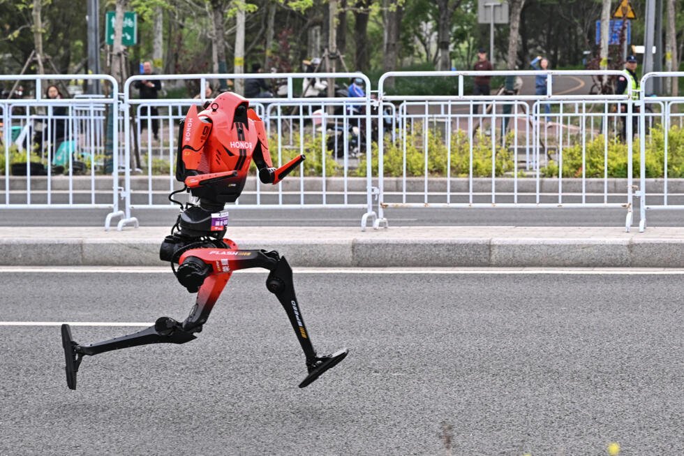 Un robot participe au deuxième semi-marathon de Beijing E-Town, ainsi qu'au semi-marathon humanoïde, le 19 avril 2026, à Pékin.