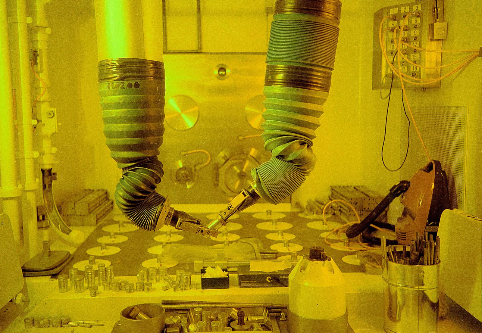 Derrière les vitres blindées, deux bras robotisés permettent de manipuler les échantillons extrêmement radioactifs.