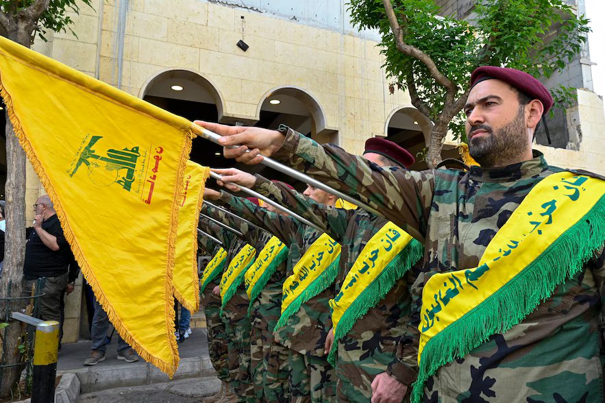 Des combattants du Hezbollah prêtent serment lors de la cérémonie commémorative marquant le 40e jour depuis la mort du commandant supérieur du Hezbollah, Fouad Choukr, à Beyrouth, au Liban, le 7 septembre 2024.