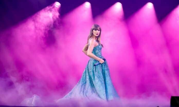 Taylor Swift sur scène lors de l'Eras Tour dont Baz Halpin a conçu la production