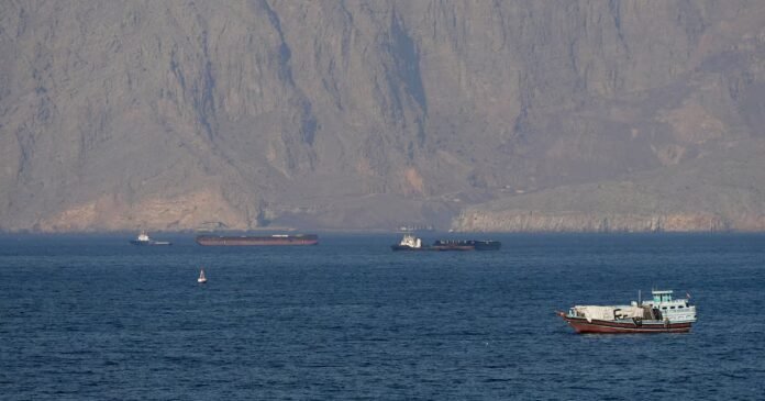 Navires et pétroliers dans le détroit d'Ormuz, au large de la côte de Musandam, à Oman, le 18 avril 2026. REUTERS/Stringer REFILE - QUALITY REPEAT     IMAGES DU JOUR DE TPX