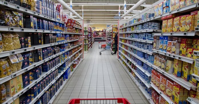 Derrière la nourriture de supermarché, des matières premières raffinées, fondues, extrudées, hydrolysées, broyées