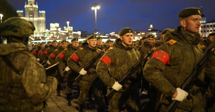 Des militaires russes défilent en colonnes lors d'une répétition du défilé militaire du Jour de la Victoire, qui marque l'anniversaire de la victoire sur l'Allemagne nazie pendant la Seconde Guerre mondiale, dans le centre de Moscou, en Russie, le 29 avril 2026. REUTERS/Ramil Sitdikov