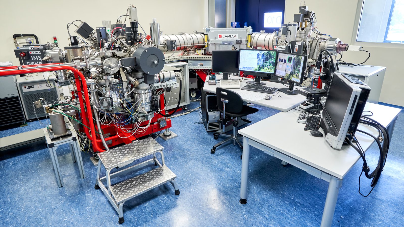 Le LG-SIMS est un spectromètre de masse à ions secondaires à grande géométrie qui permet de déterminer, en quelques heures, le niveau d'enrichissement d'uranium d'un échantillon.