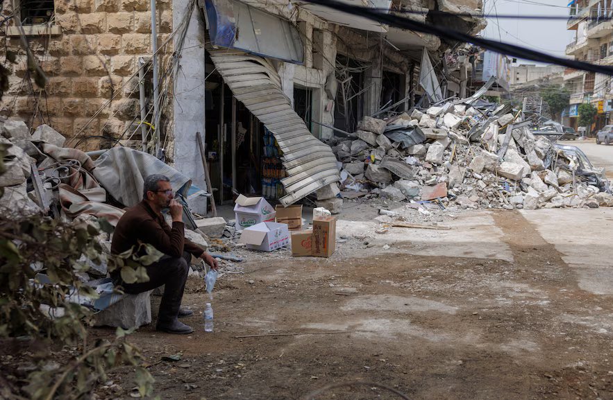 Un habitant fume une cigarette, assis à côté de son magasin endommagé, après l'entrée en vigueur d'un cessez-le-feu de dix jours entre le Liban et Israël, à Nabatieh, au Liban, le 18 avril 2026. REUTERS/Zohra Bensemra