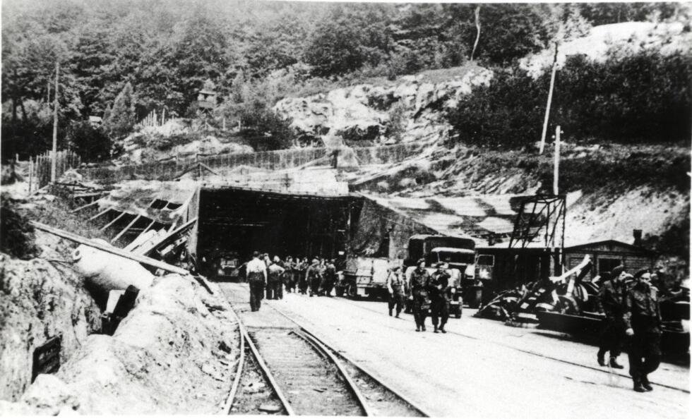 Conquête spatiale : quand la France recrutait des ingénieurs nazis pour développer ses fusées 1 L'entrée du tunnel de Dora en avril 1945 après la libération du camp.