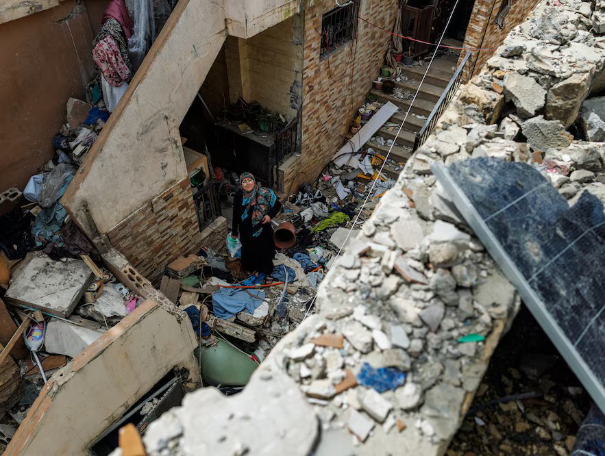 Une habitante déplacée revient inspecter son domicile après l'entrée en vigueur d'un cessez-le-feu de dix jours entre le Liban et Israël, à Nabatieh, au Liban, le 18 avril 2026. REUTERS/Zohra Bensemra