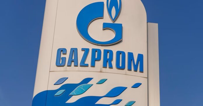 (Illustration) Le logo du géant énergétique russe Gazprom est affiché à l'entrée d'une station-service.