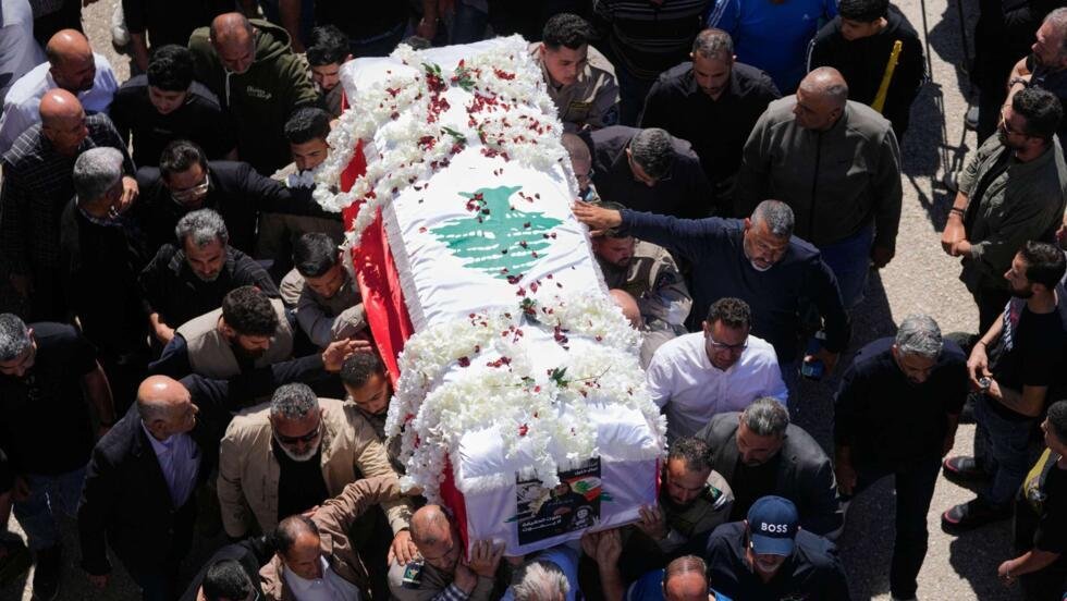 Les personnes en deuil portent le cercueil de la journaliste libanaise Amal Khalil, assassinée mercredi lors d'une frappe aérienne israélienne.