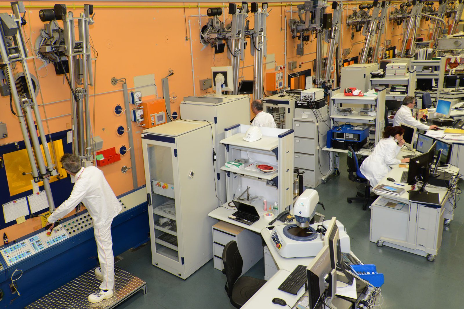 Le laboratoire des cellules chaudes dispose de 17 cellules blindées où il est possible de manipuler des matériaux extrêmement radioactifs (jusqu'à 1 million de curies) à l'aide de bras robotisés manipulés à distance.