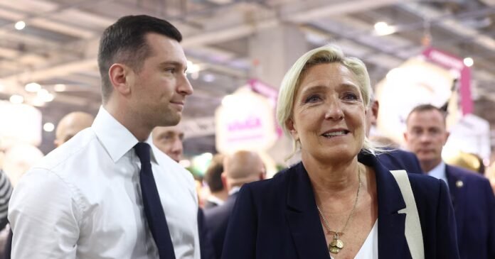 La présidente du Rassemblement national (RN), Marine Le Pen, et le président du parti d'extrême droite français Rassemblement national (RN), Jordan Bardella, visitent le 62e Salon international de l'agriculture.