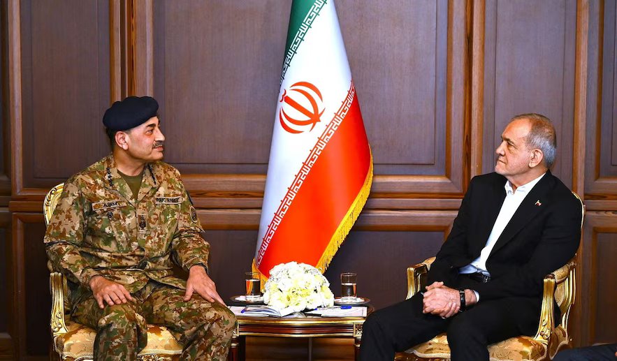 Le président iranien Masoud Pezeshkian rencontre le chef de l'armée pakistanaise, le maréchal Asim Munir, à Téhéran, en Iran, le 16 avril 2026.  Service des relations publiques interarmées (ISPR)/Photo fournie par REUTERS
