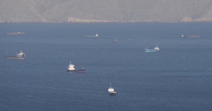 Des navires dans le détroit d' Ormuz , au large de Musandam (Oman), le 18 avril 2026.
