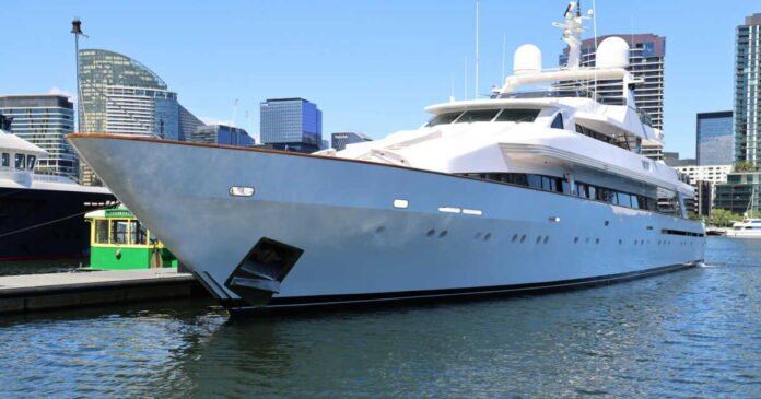 Le superyacht de ce grand patron américain en Pyrénées-Orientales ne passe pas inaperçu