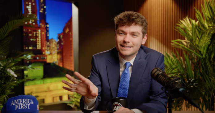 Capture d'écran de l'émission "America first" n° 1671 de Nick Fuentes du 9 avril 2026.