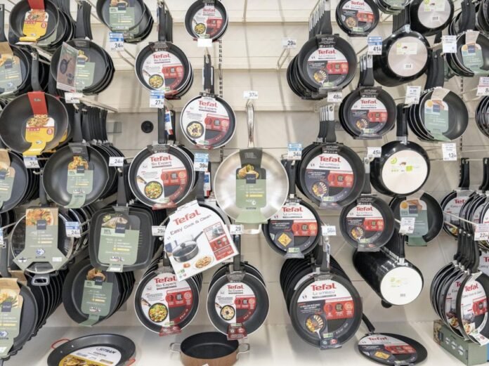 Hypermarché, rayons de pôeles anti-adhésives