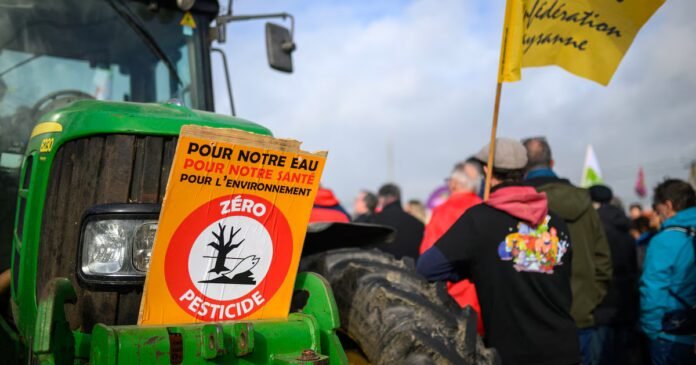 Rassemblement pour un moratoire sur les pesticides devant la station d'épuration du Olessis-Pas-Brunet.