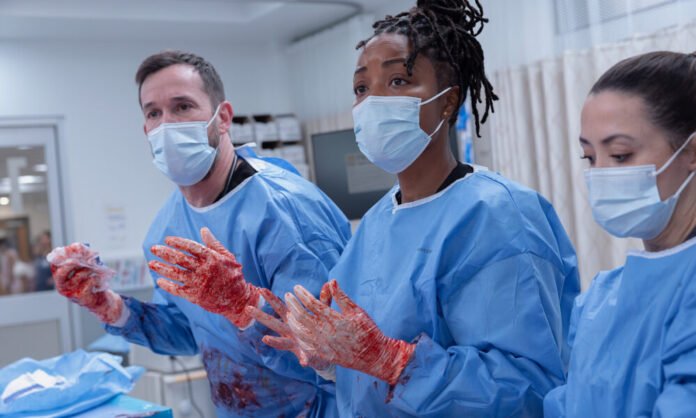 Noah Wyle, Ayesha Harris et Ambar Martinez dans la finale de la saison 2 de The Pitt