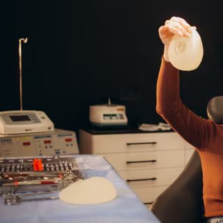 Une prothèse mammaire peut aussi sauver la vie. © Roman, Adobe Stock