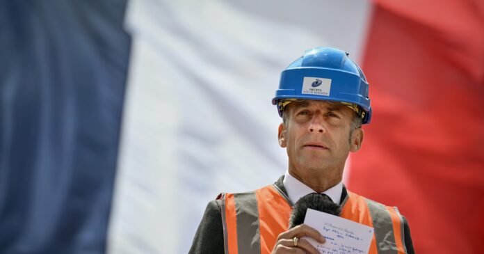 Le président français Emmanuel Macron prononce un discours lors de sa visite pour l'inauguration de la mine de lithium d'Imerys, leader mondial des spécialités minérales, dans la ville d'Échassières, dans le centre de la France, le 22 avril 2026.  EPA/JEFF PACHOUD / POOL  MAXPPP OUT (MaxPPP TagID: epalivenine023377.jpg) [Photo via MaxPPP]