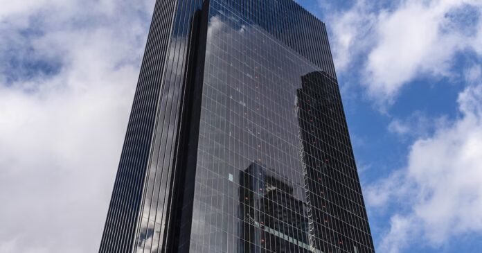 Le gratte-ciel du campus de l'Instituto de Empresa Business School, dans le quartier d'affaires de Cuatro Torres, à Madrid, en Espagne, le 5 décembre 2021.