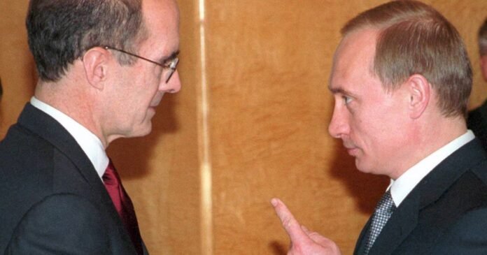 Vladimir Poutine (à droite) parlant avec le secrétaire d'État adjoint américain Strobe Talbott avant des discussions à Moscou, le mercredi 22 décembre 1999.