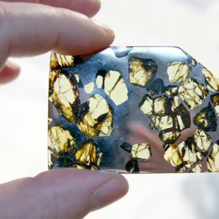 Comment reconnaître une météorite ? Ici, un fragment de la météorite Esquel. Il s'agit d'une pallasite trouvée en 1951 dans la province de Chubut, en Argentine. © Doug Bowman, Wikimedia Commons, CC by 2.0