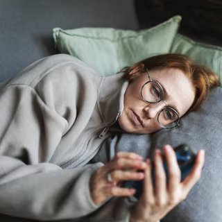 Trois millions de dépressions diagnostiquées, huit millions de cas de souffrance émotionnelle passée sous les radars. En dépit des traitements disponibles, un tiers des patients restent insensibles aux antidépresseurs. © JulPo, iStock