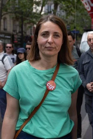 « Ce n’est pas le vol du 1er-Mai qu’il faut mettre à l’ordre du jour du Parlement. C’est un grand plan pour l’augmentation des salaires », a estimé Sophie Binet, en tête du cortège parisien. La numéro un de la CGT a demandé dans une lettre au Premier ministre Sébastien Lecornu une hausse du smic de 5 % et une indexation des salaires sur les prix.