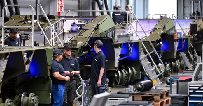 Des employés KNDS sur une ligne de production du véhicule blindé Boxer, le 22 avril 2026, à Munich.