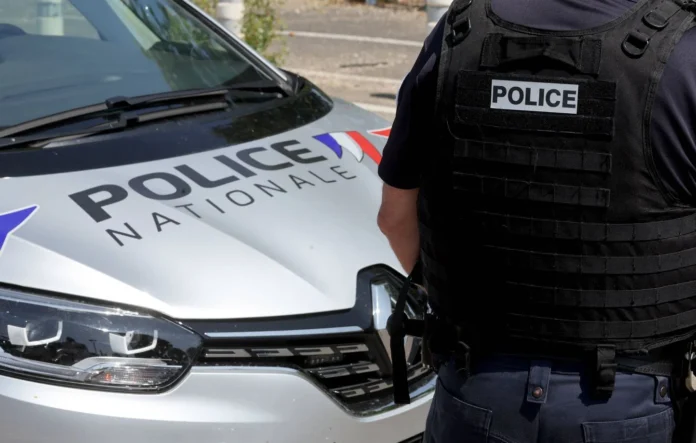 Un sac oublié dans un Airbnb avec munitions, perruque et brassard de police