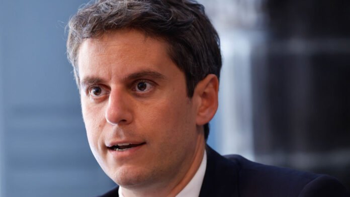 Drapeaux français et européens, slogan « la force d’agir » : à quoi ressemble l’affiche de campagne de Gabriel Attal ? Drapeaux français et européens, slogan « la force d’agir » : à quoi ressemble l’affiche de campagne de Gabriel Attal ?