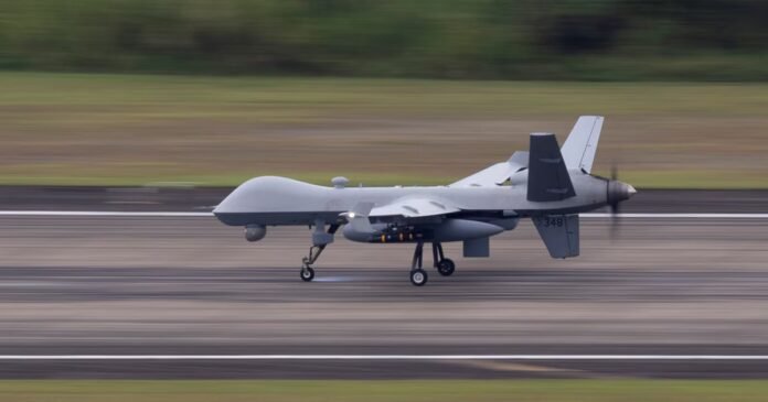 Un drone MQ-9 Reaper de l'US Air Force atterrit sur l'ancienne base navale de Roosevelt Roads à Ceiba, Porto Rico, le 29 avril 2026.