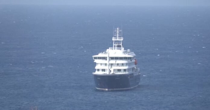 Le paquebot MV Hondius accoste dans le port du Cap-Vert, les passagers n'ayant pas été autorisés à débarquer pendant que les autorités sanitaires enquêtaient sur des cas suspects d'hantavirus à bord du navire, au port de Praia, au Cap-Vert, sur cette capture d'écran tirée d'une vidéo, le 4 mai 2026. REUTERS TV via REUTERS