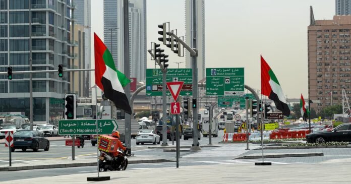 Un livreur de repas roule à moto sur une autoroute à Dubaï, aux Émirats arabes unis, le 29 avril 2026. Photo prise avec un téléphone portable. REUTERS/Stringer