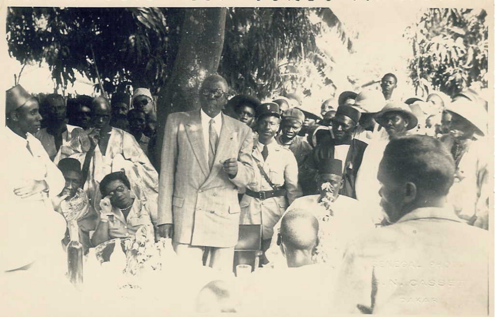 Amadou Lamine-Guèye en réunion politique avec des militants de la SFIO.