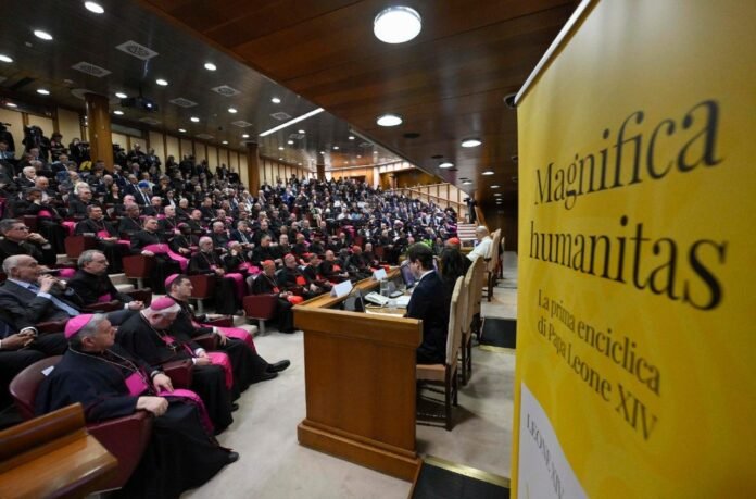 Le Pape rejette les technologies néocolonialistes, se réjouit Abeba Birhane Le Pape rejette les technologies néocolonialistes, se réjouit Abeba Birhane