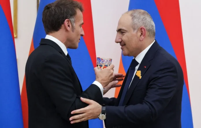 Macron chante « La Bohème » avec par le Premier ministre arménien à la batt…