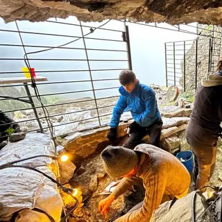 Des fragments de malachite retrouvés en altitude suggèrent une activité métallurgique au Chalcolithique dans les Pyrénées. © Iphes-Cerca