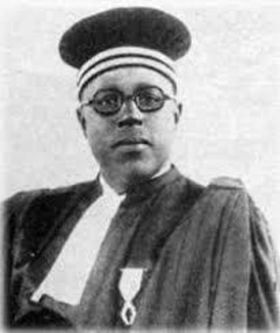 Amadou Lamine-Guèye en tenue d'avocat.