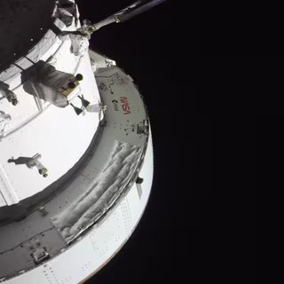 Les images publiées par la Nasa du voyage de l’autre côté de la Lune de l’équipage d’Artemis II racontent toutes une belle histoire. Comme celui-ci, prise au sixième jour de mission : le vaisseau spatial Orion, un croissant de Lune et au loin, un minuscule… croissant de Terre ! © Nasa