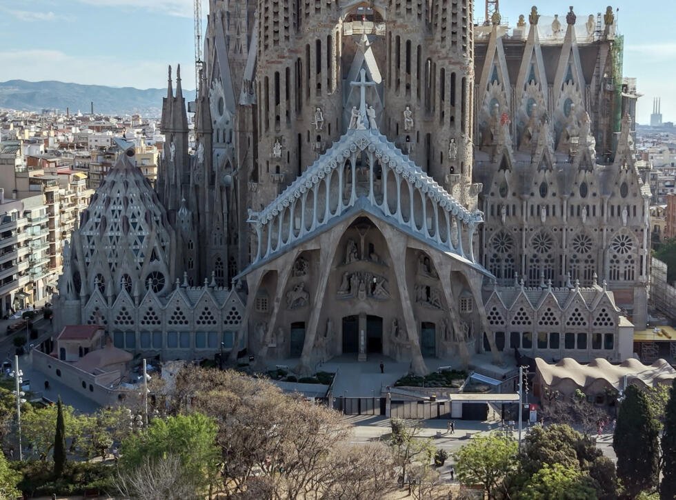 Vue aérienne de la façade principale de la Sagrada Familia, à Barcelone, le 22 avril 2026.