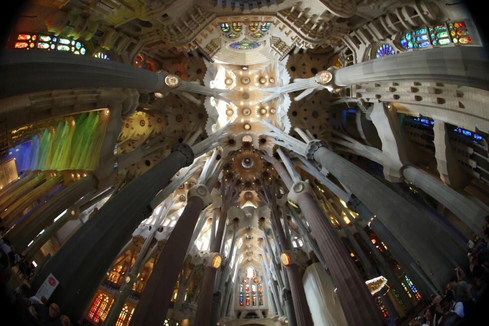 Le plafond et les colonnes de la nef de la Sagrada Familia, à Barcelone, le 21 mai 2026.