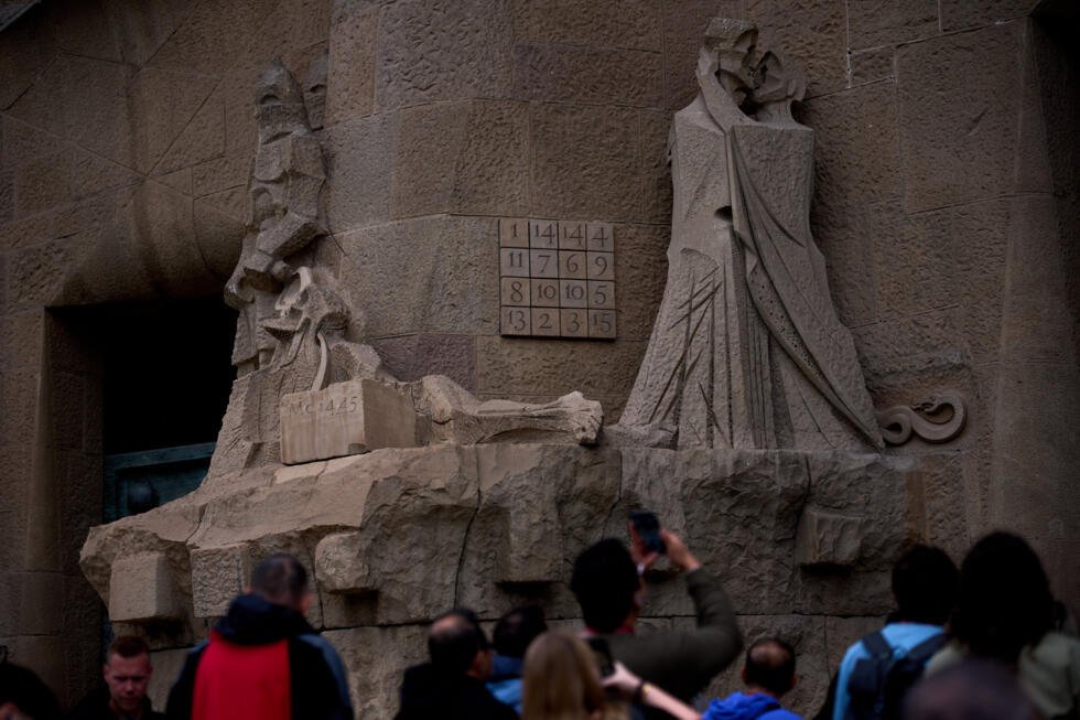 La façade de la Passion de la basilique de la Sagrada Familia et son carré magique, le 15 mai 2026.
