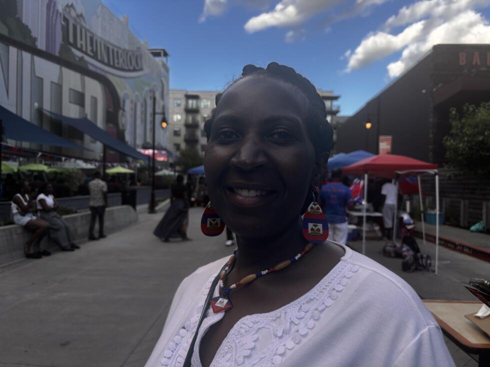 Mondial 2026 : les Grenadiers, une parenthèse d’espoir pour la diaspora haïtienne aux États-Unis 2 Evelyn Olivier vient de prendre à manger au food truck du Lakay Fest, festival de la diaspora haïtienne d'Atlanta, aux États-Unis, le 23 juin 2026
