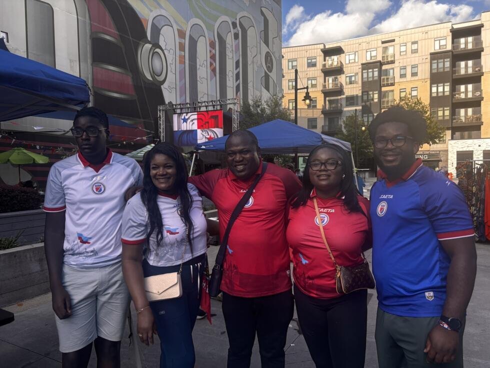 Mondial 2026 : les Grenadiers, une parenthèse d’espoir pour la diaspora haïtienne aux États-Unis 1 La famille Saint Amand en face de leur stand de vente de maillots officiels de l'équipe nationale de football d'Haïti, à Atlanta, aux États-Unis, le 23 juin 2026