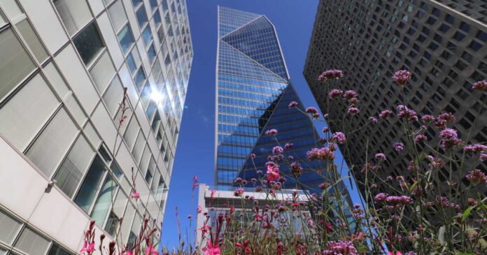 Le système de climatisation de La Défense sous tension : les tours en verre en question